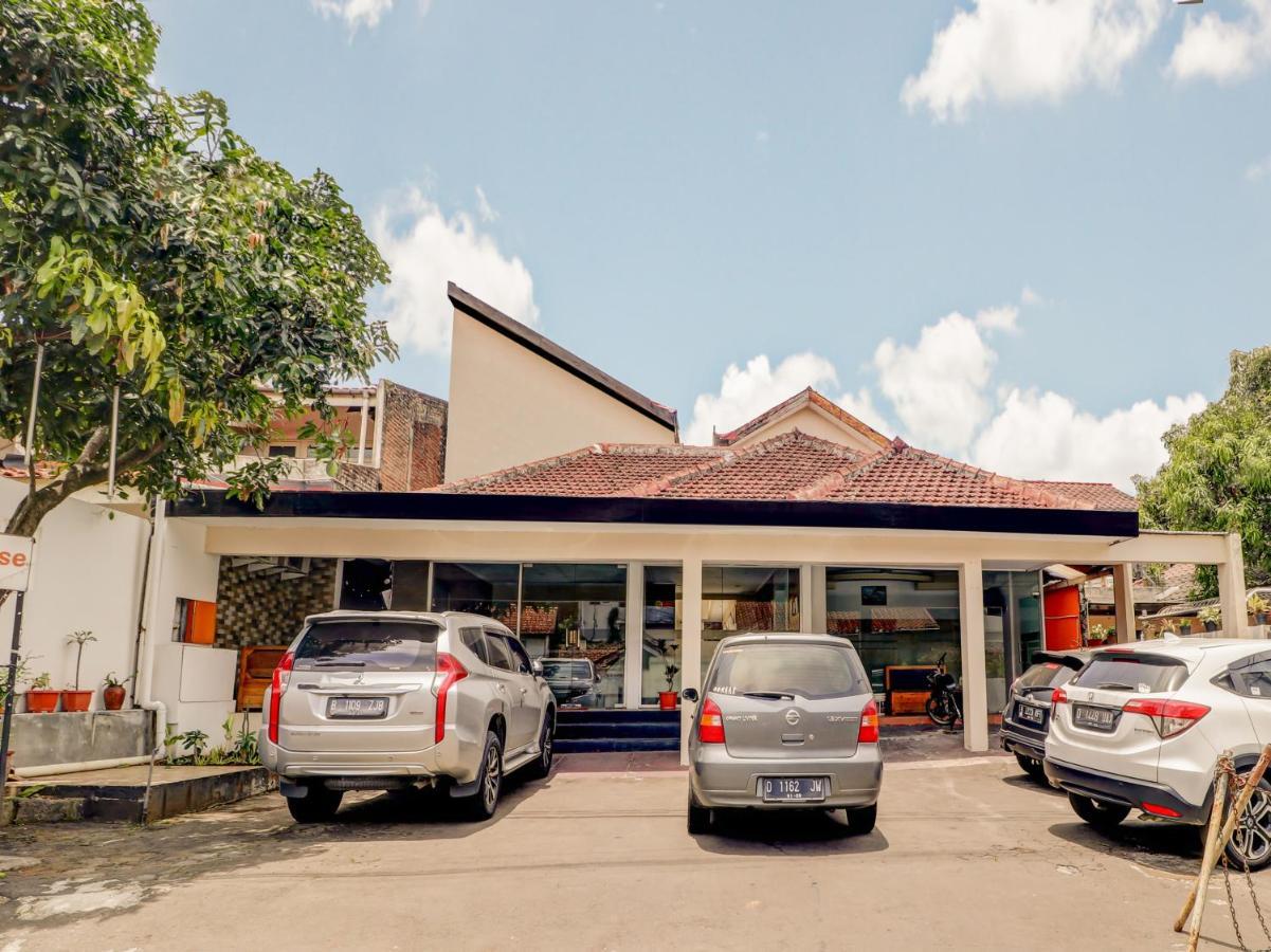 Oyo 3341 Ten Guest House Бандунг Экстерьер фото