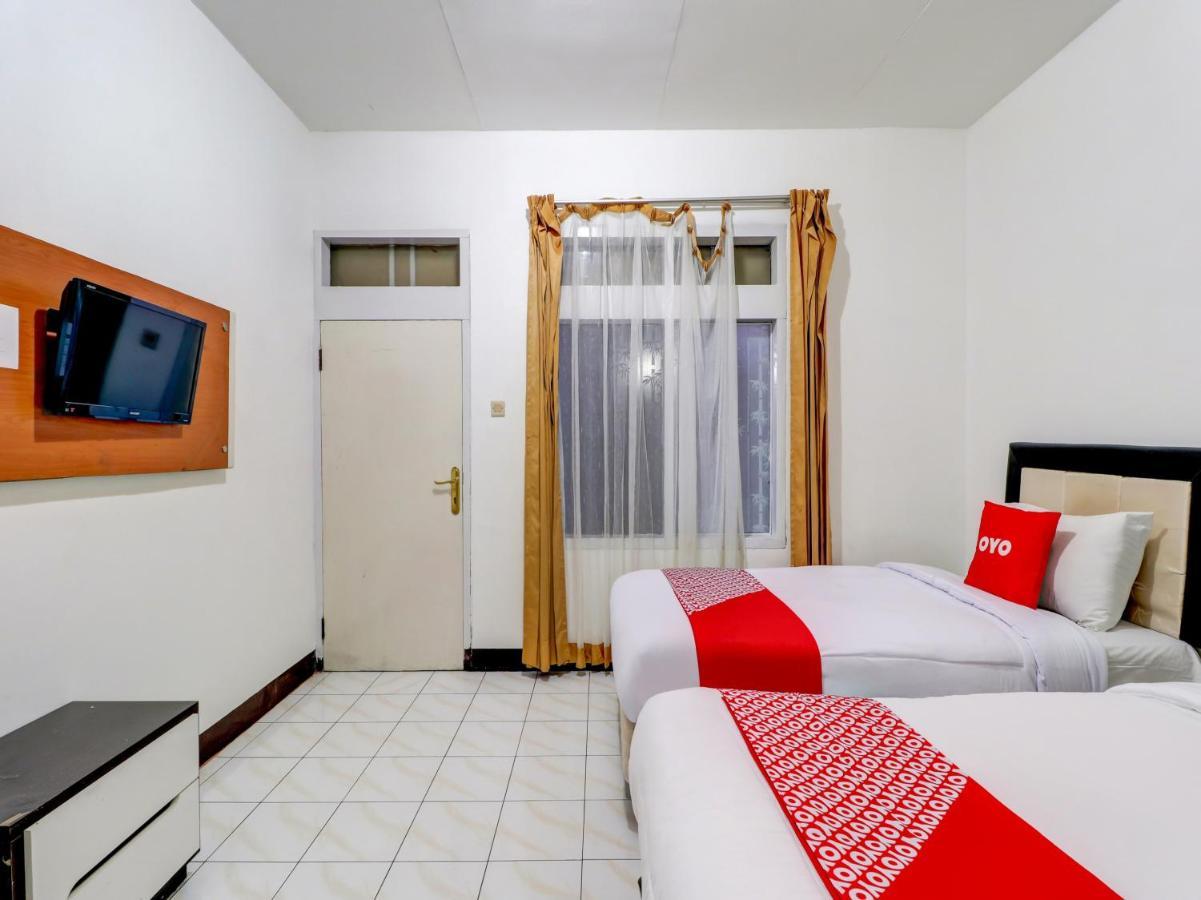 Oyo 3341 Ten Guest House Бандунг Экстерьер фото